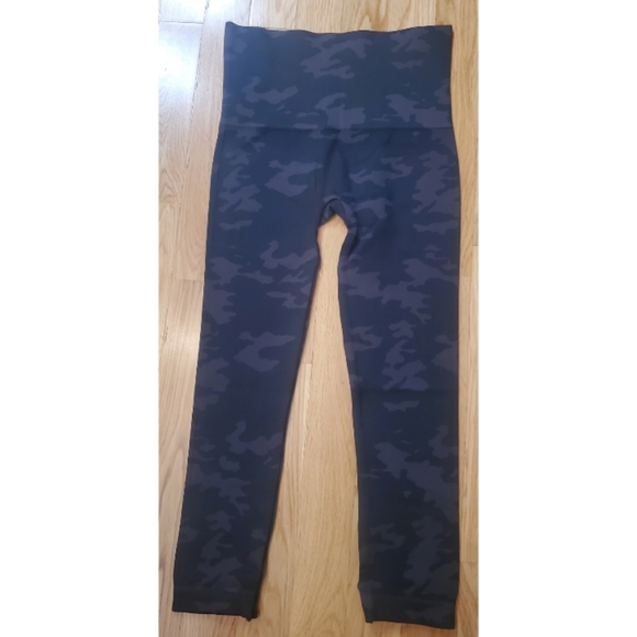 New Spanx Look at Me Now Seamless Cropped Leggings Size Small Black Camo - Picture 5 of 16